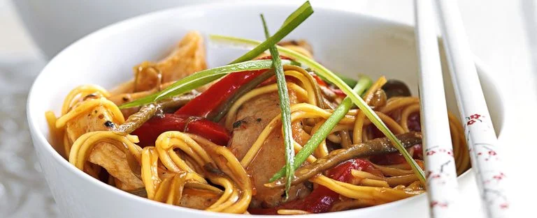 Fideos con pollo al limón y chile