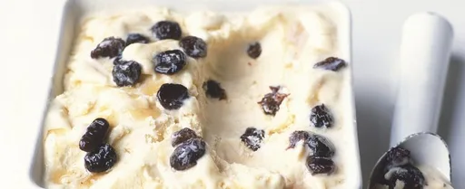 Helado de mascarpone con jarabe de Tokaji y pasas