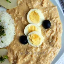 Spicy shredded chicken in sauce (Ají de gallina)