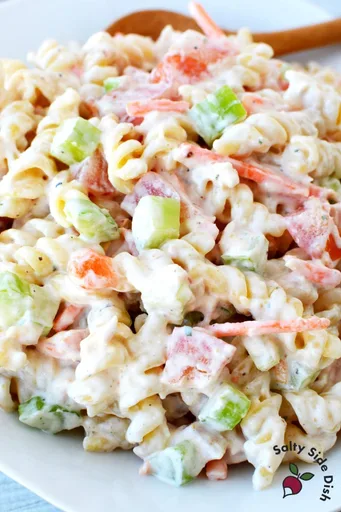 Ensalada de pasta cremosa con atún
