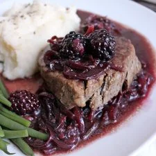 Filete de res con reducción de moras y cabernet