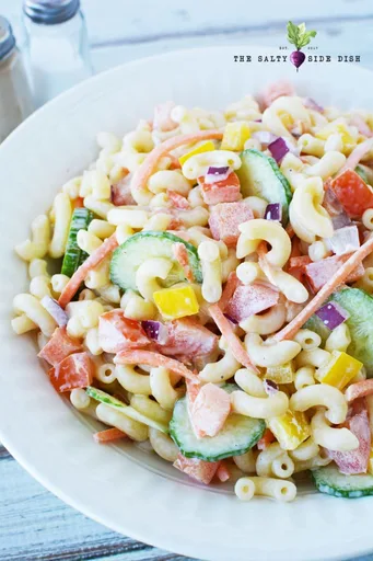 Ensalada cremosa de macarrones con verduras