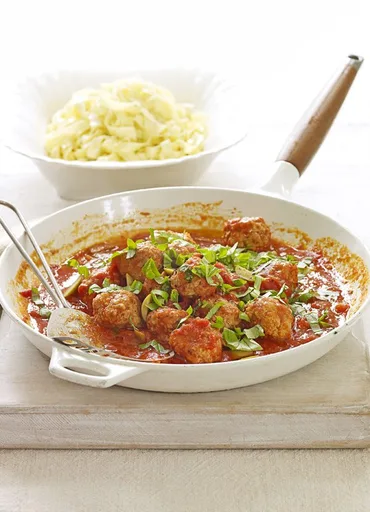 Meatballs with tomato and green olive sauce