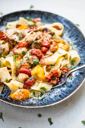 Pasta saludable con salchicha de pollo y tomates asados