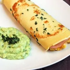 Panqueques con jamón de pavo, maíz y salsa de aguacate