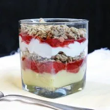 Parfait de frutilla, vainilla, yogurt y granola