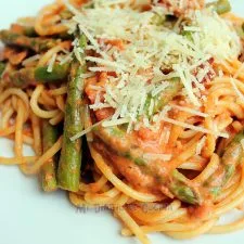 Pasta con espárragos y tocino