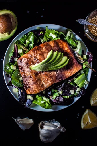 Ensalada de salmón con aderezo de sésamo tostado