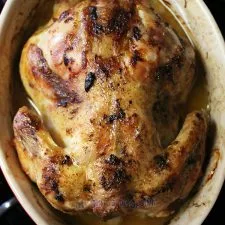 Pollo al horno con un toque de limón y papas suecas