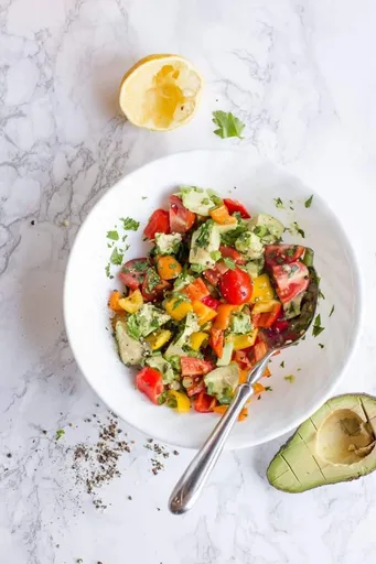 Ensalada de aguacate y pimiento