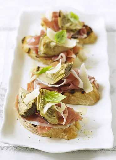 Bruschetta de jamón de Parma, alcachofa y parmesano