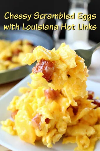 Huevos revueltos con queso y salchichas picantes de Luisiana