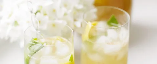 Bebida refrescante de albahaca y pomelo