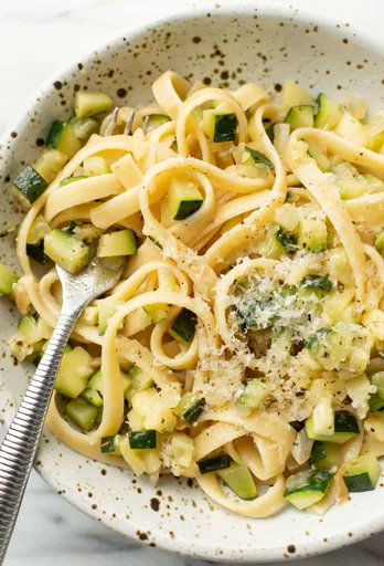 Salsa de pasta de calabacín fresco y sencillo