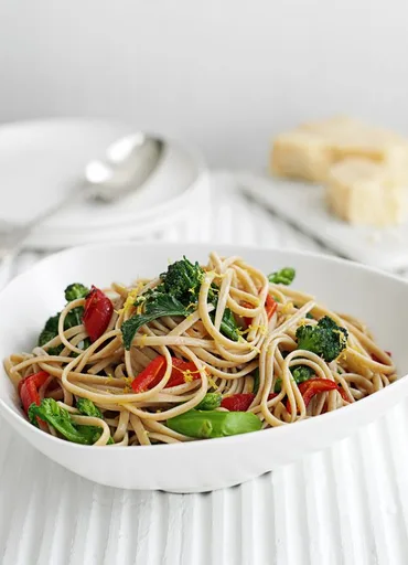 Linguine with broccoli and roasted peppers