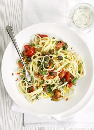 Linguine con salsa puttanesca fresca