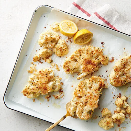 Coliflor asada a la mantequilla con parmesano