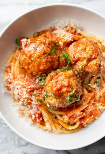 Espaguetis con albóndigas
