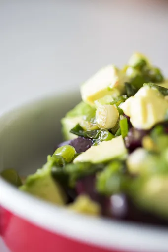 Aderezo de cebollín con betabel y aguacate