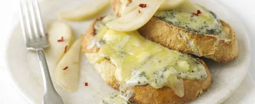 Tostadas de queso Stilton con peras encurtidas