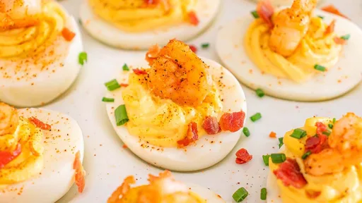 Huevos rellenos con gambas al estilo cajún