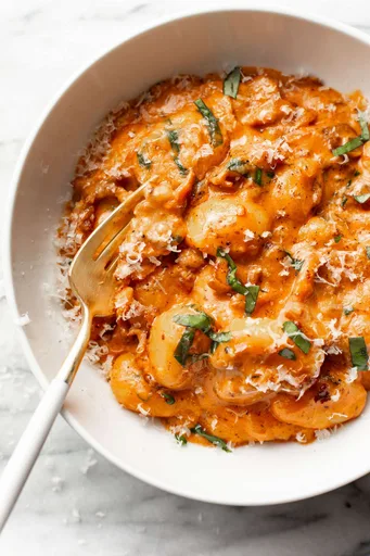 Ñoquis picantes de tomate con tocino