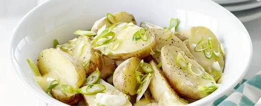 Patatas nuevas con queso Stinking Bishop y cebolletas de Valentine Warner