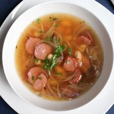 Sopa de porotos (frijoles), cebolla y longaniza