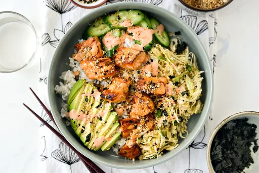Bol de maki de salmón picante