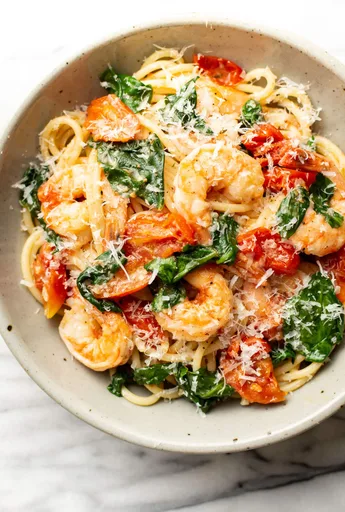 Pasta con Tomate, Espinacas y Gambas