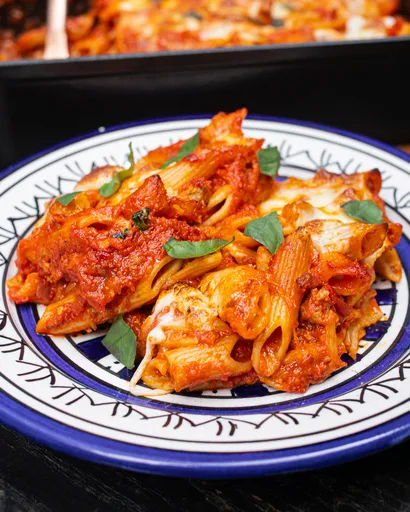 Gratinado de penne con salchicha picante