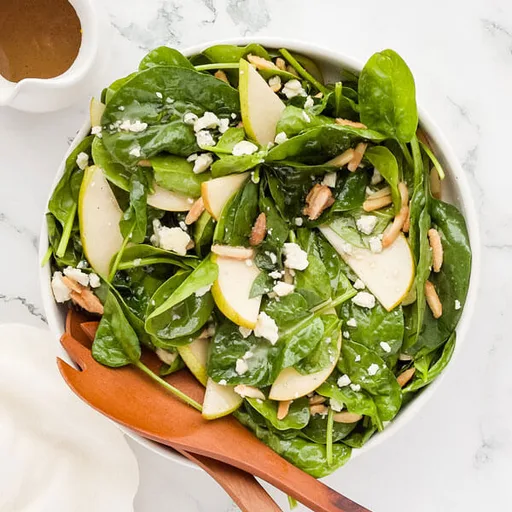 Ensalada de espinacas, pera y almendras caramelizadas