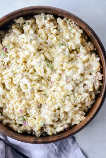 Ensalada clásica de macarrones con atún