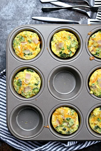 Mini frittatas de pavo, brócoli y queso cheddar