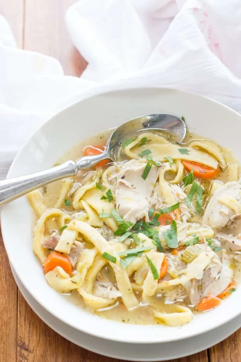 Receta de sopa de pollo con fideos casera