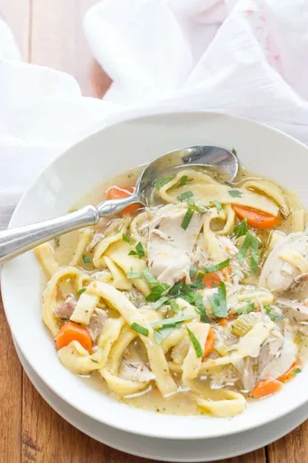 Receta de sopa de pollo con fideos casera