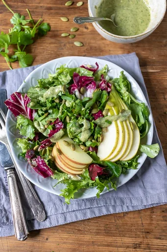 Ensalada verde con aderezo de semillas de calabaza