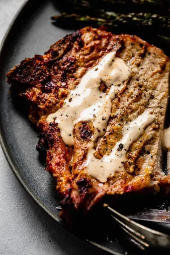 Salsa barbacoa blanca para chuletas de cerdo a la parrilla