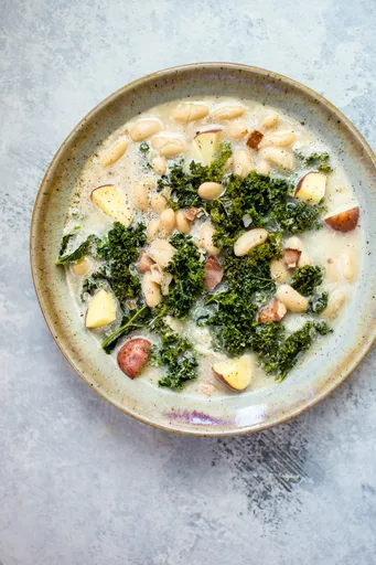 Sopa de alubias blancas y col rizada con panceta