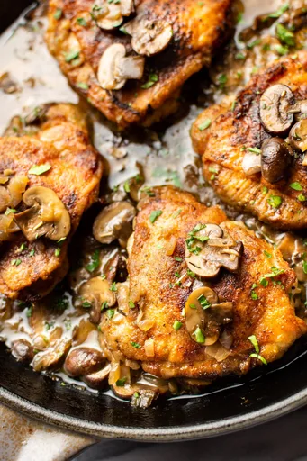 Muslos de Pollo al Vino Blanco con Champiñones