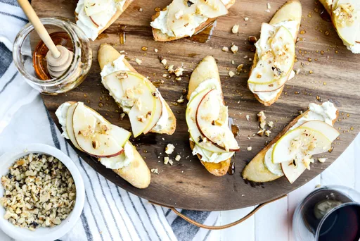 Crostini de queso azul batido con pera y miel