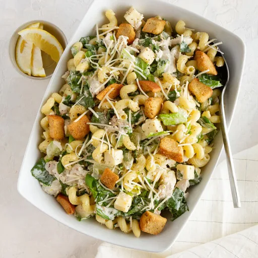 Ensalada de pasta con pollo César