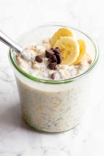 Receta de avena reposada con plátano y pepitas de chocolate