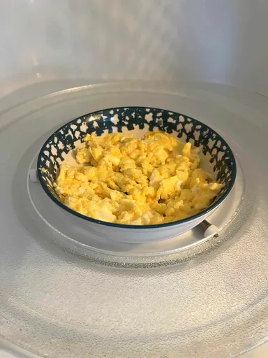 Huevos revueltos al microondas