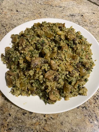 Hojas de mostaza con setas y arroz de coliflor