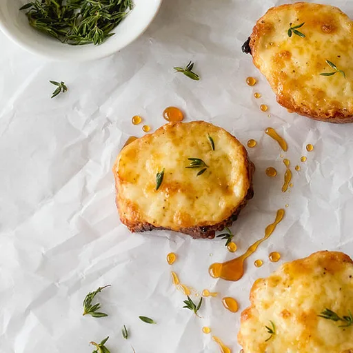 Crostini de cheddar con miel picante
