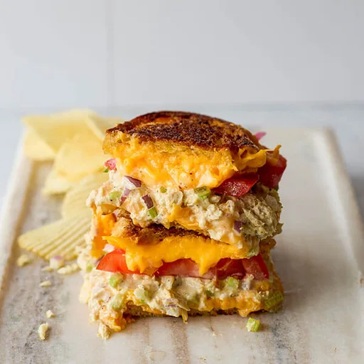 Sándwich fundido de atún y queso