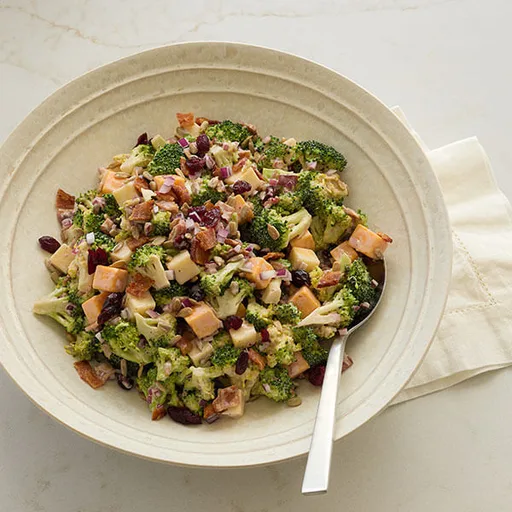 Ensalada de brócoli con queso