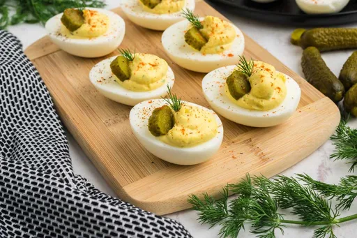 Receta de huevos rellenos con pepinillo en vinagre