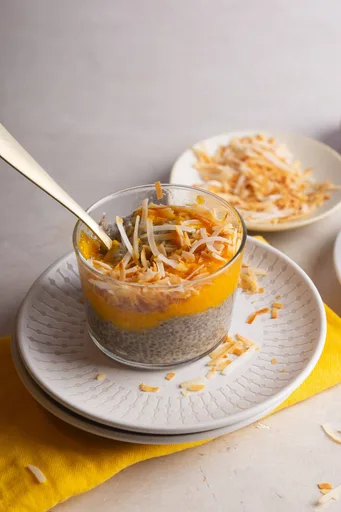 Pudín de chia y mango con leche de coco